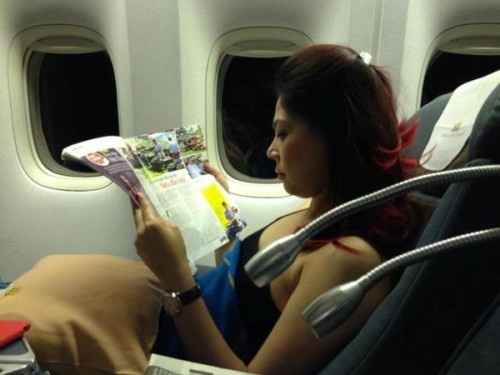 Đôi khi, vì lệch múi giờ, không thể ngủ ngon, Thanh Thảo chọn cách đọc sách báo để giết thời gian.