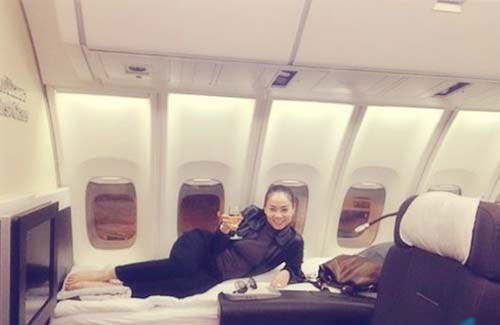 Thu Minh cũng từng khoe ảnh nằm thảnh thơi thưởng thức sâm-panh khi ngồi khoang thương gia của một chuyến bay.