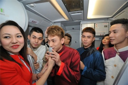 Isaac và các đồng đội không ngại biểu diễn phục vụ khán giả ngay trên chuyến bay.