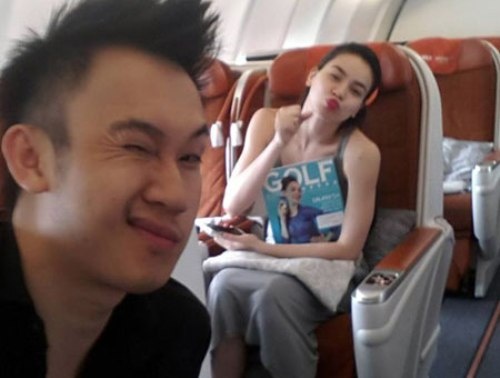 Khi đi lưu diễn cùng bạn bè và đặc biệt là anh chàng siêu quậy Dương Triệu Vũ, Hồ Ngọc Hà thường có những bức hình tự sướng khá nhí nhố, hài hước.