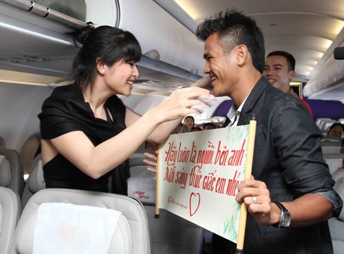 Sao Viet tren may bay: Nguoi to tinh, ke an voi hinh anh