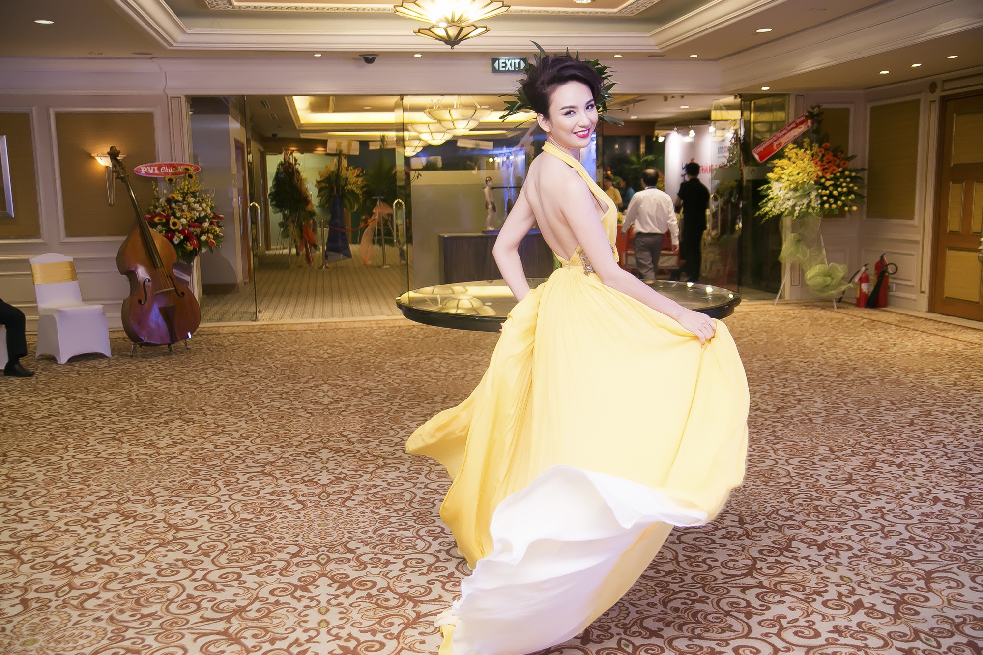 Hoa hậu du lịch thu hút mọi ánh nhìn khi xuất hiện với chiếc đầm dạ hội màu vàng nổi bật.