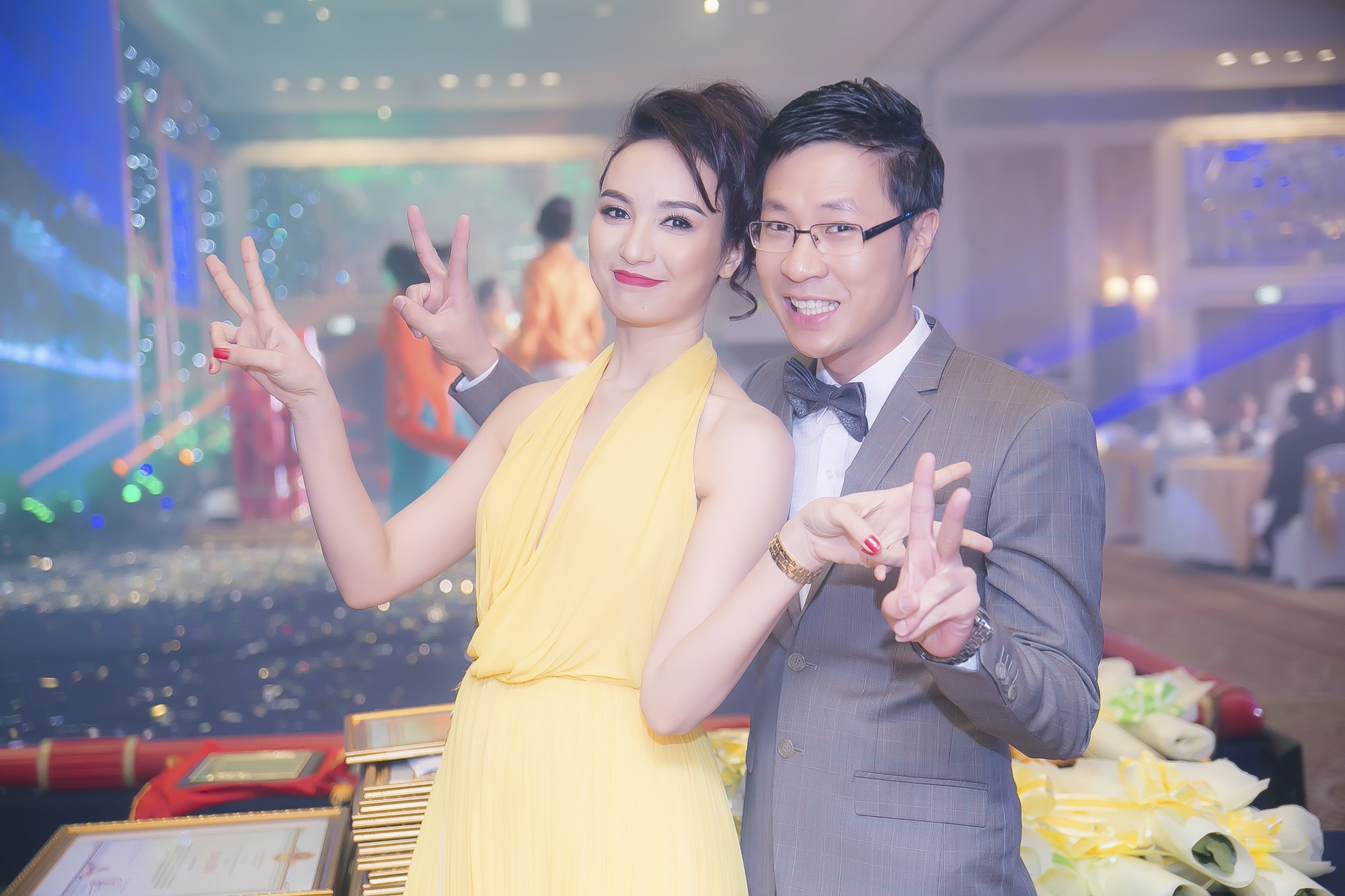 Ngoc Diem nhang nhit ben canh MC Anh Quan hinh anh