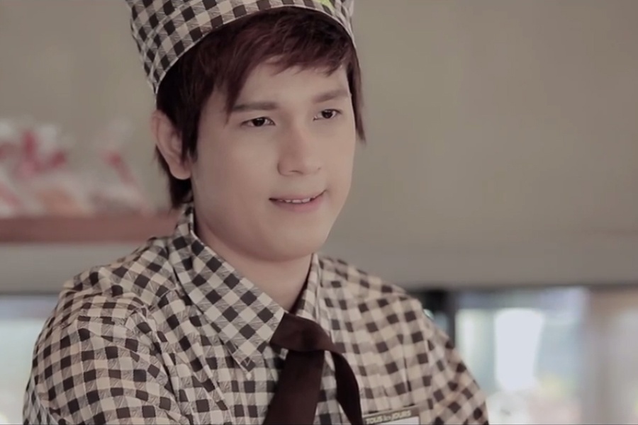 Hồ Tuấn Anh là người bạn rất thân với Hồ Quang Hiếu trong công việc cũng như ngoài đời thường. Hồ Tuấn Anh từng bước chân vào showbiz với vai trò ca sĩ. 