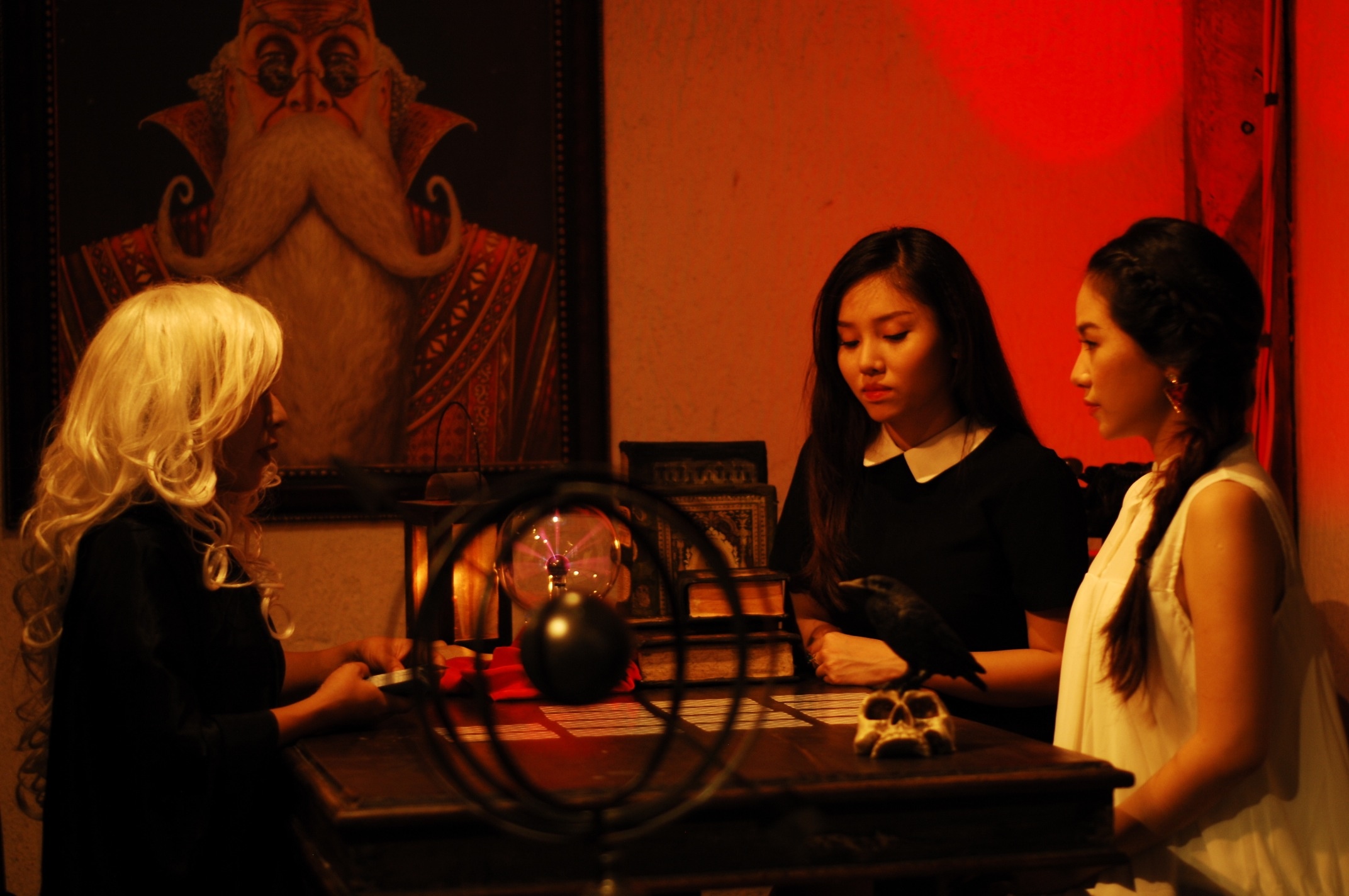 Về MV Vội vã yêu nhau, Vội vã rời, chính nhạc sĩ Khánh Đơn người sáng tác ca khúc cũng đã nghĩ ra ý tưởng kịch bản cho MV cùng đạo diễn AT.