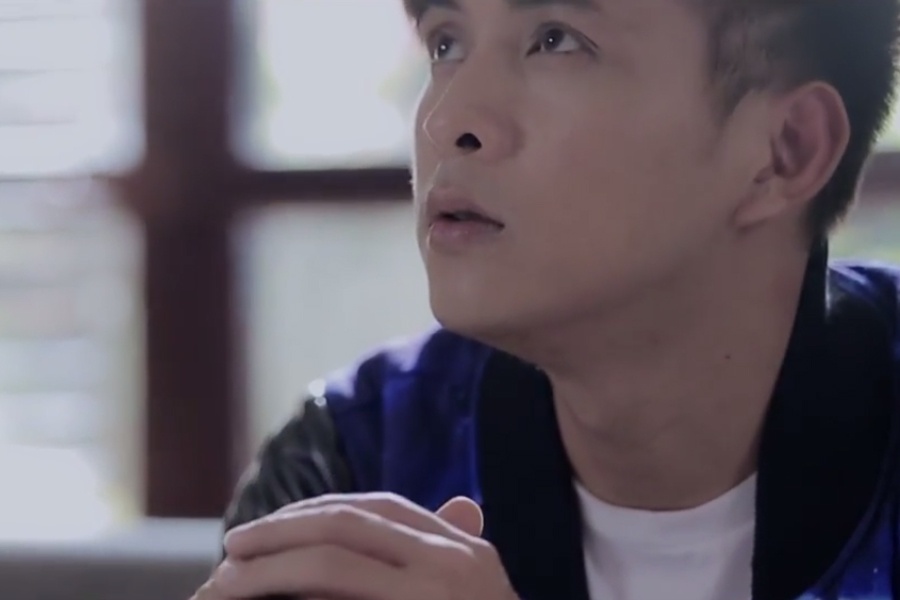 Trước sự quyết tâm của người bạn thân, Hồ Quang Hiếu đã động viên và cùng Hồ Tuấn Anh thực hiện MV mới mang tên Phải làm sao.