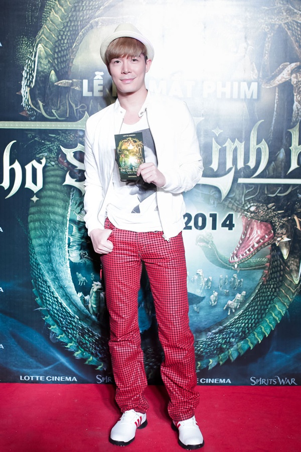 Nathan Lee diện trang phục trẻ trung tham dự họp báo.