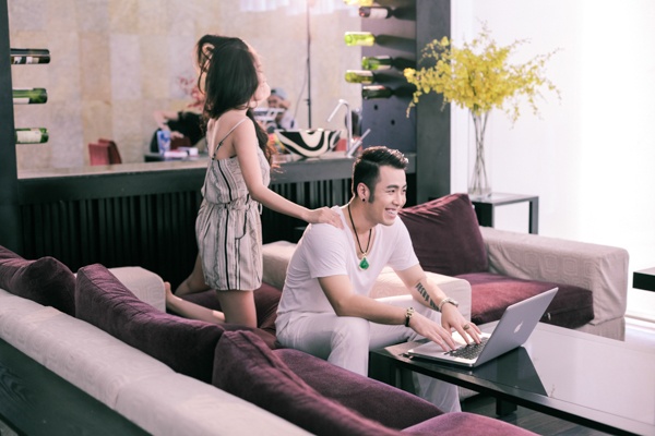 Sau một thời gian dài “mất tích” khỏi showbiz, Akira Phan tái xuất bằng single mang tên “Không cùng quan điểm”. 