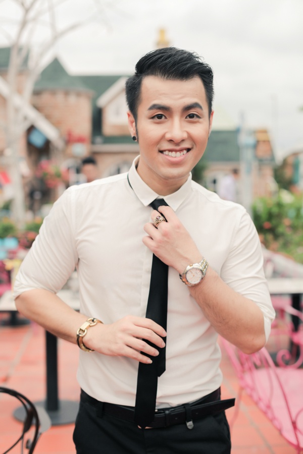 Trong MV “Không cùng quan điểm”, Akira bị bạn gái phản bội do cả hai ngày càng không có sự cảm thông thấu hiểu cho nhau. 