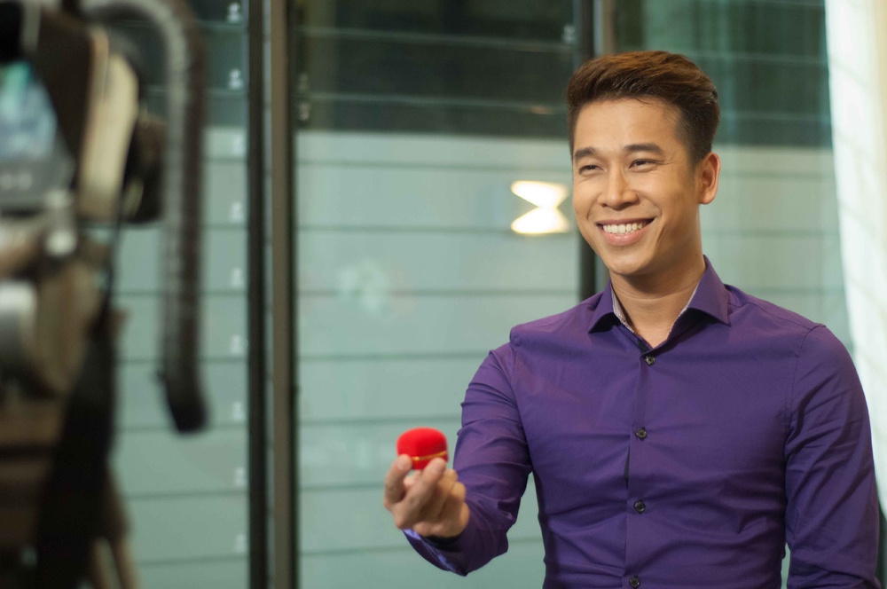 Để diễn được cảnh này, Lê Hoàng phải diễn đi diễn lại hơn 10 lần. Trong khi Lê Hoàng tỏ ra khá lúng túng thì Việt Huê lại khá thoải mái trong từng phân cảnh vì cô là một diễn viên có kinh nghiệm nhiều năm diễn xuất trong các bộ phim truyền hình.