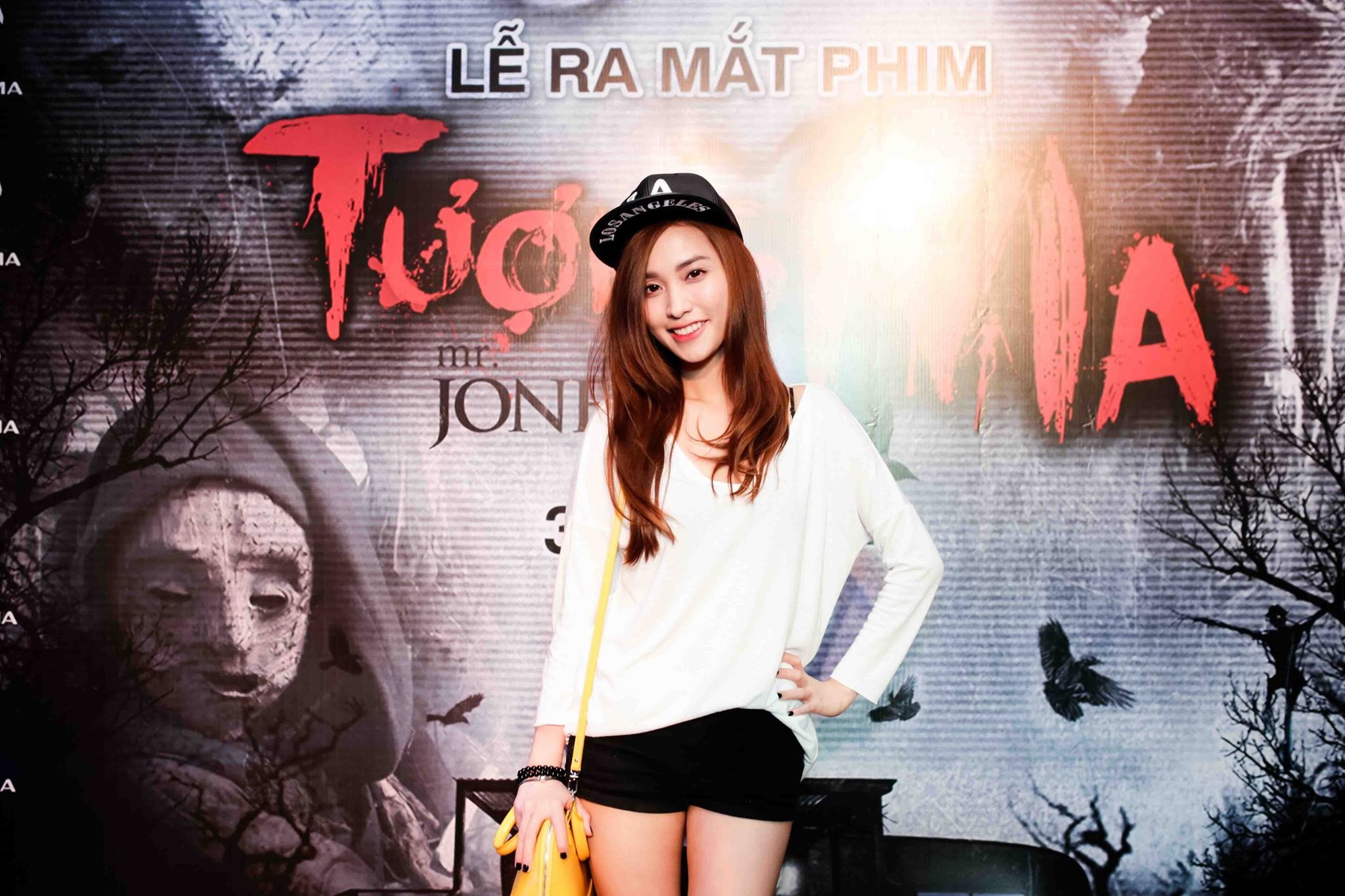 Mai Hồ - bạn gái cũ của Trấn Thành - đi xem phim cùng bạn bè. Sau khi chia tay MC nổi tiếng, cô tập trung vào việc đóng phim.