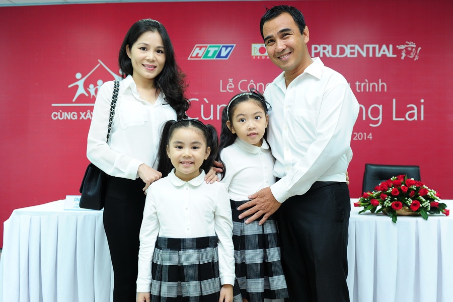 Con gai Quyen Linh tu tin tham du hop bao hinh anh