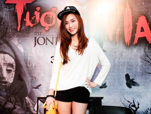 Ban gai cu cua Tran Thanh dien do tre trung di xem phim hinh anh