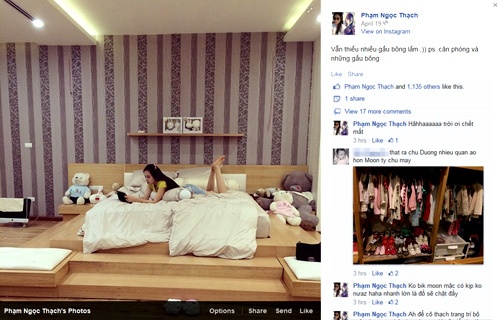 Trên giường ngủ, chân dài còn đặt nhiều gấu bông. 