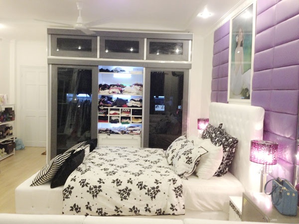 Người mẫu Thái Hà sở hữu một căn hộ hiện đại ngay tại trung tâm quận 1, TP.HCM. Để có được gian phòng theo ý muốn, người đẹp đầu tư khá nhiều chi phí sửa chữa, trang hoàng cho không gian riêng.