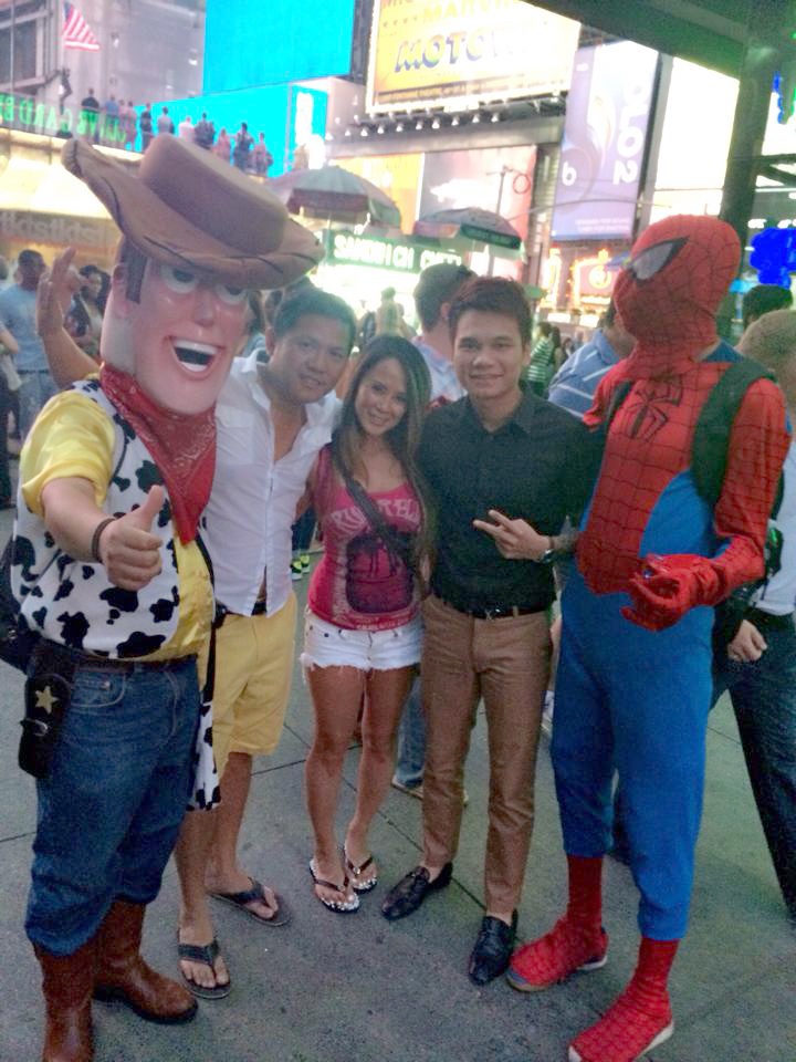 Do phải đi biểu diễn nhiều nơi trên đất Mỹ nên việc di chuyển giữa các tiểu bang cũng khiến Khắc Việt bị ảnh hưởng rất nhiều tới giờ giấc. Bên cạnh đó Khắc Việt cũng bật mí rằng anh đã từng phải mang mì tôm từ Việt Nam qua Mỹ để ăn do những ngày đầu đặt chân tới Mỹ anh chưa quen ăn đồ ăn tại đây. 