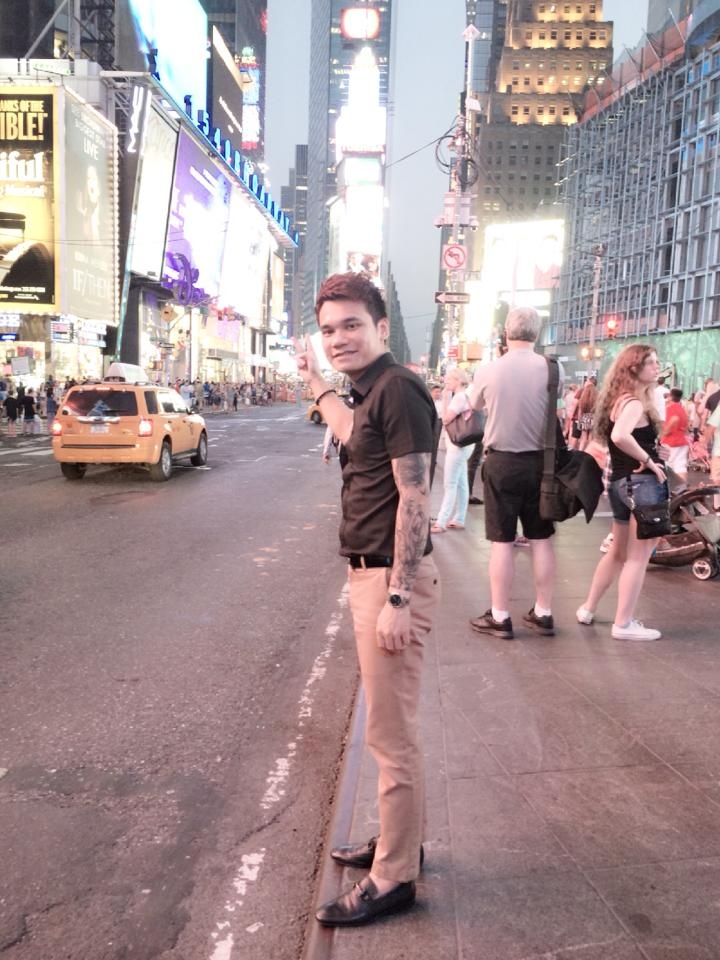 Cũng trong chuyến đi lần này, tranh thủ những ngày đầu tuần nghỉ diễn, Khắc Việt đã đặt chân tới New York để đi mua sắm. Anh tiết lộ, để chuẩn bị chỉnh chu nhất cho liveshow “Yêu” sẽ diễn ra vào ngày 23/08 tới đây tại Cung hữu nghị Việt Xô (Hà Nội), Khắc Việt đã bỏ ra mấy ngày liền để đi mua sắm trang phục tại “kinh đô thời trang” của Mỹ. 