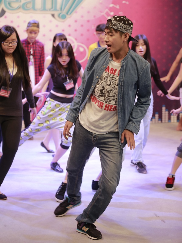 Song song đó, anh chàng còn hướng dẫn các bạn những kĩ năng sân khấu và đặc biệt hơn hết là bài học giải phóng hình thể thông qua việc tập vũ đạo.