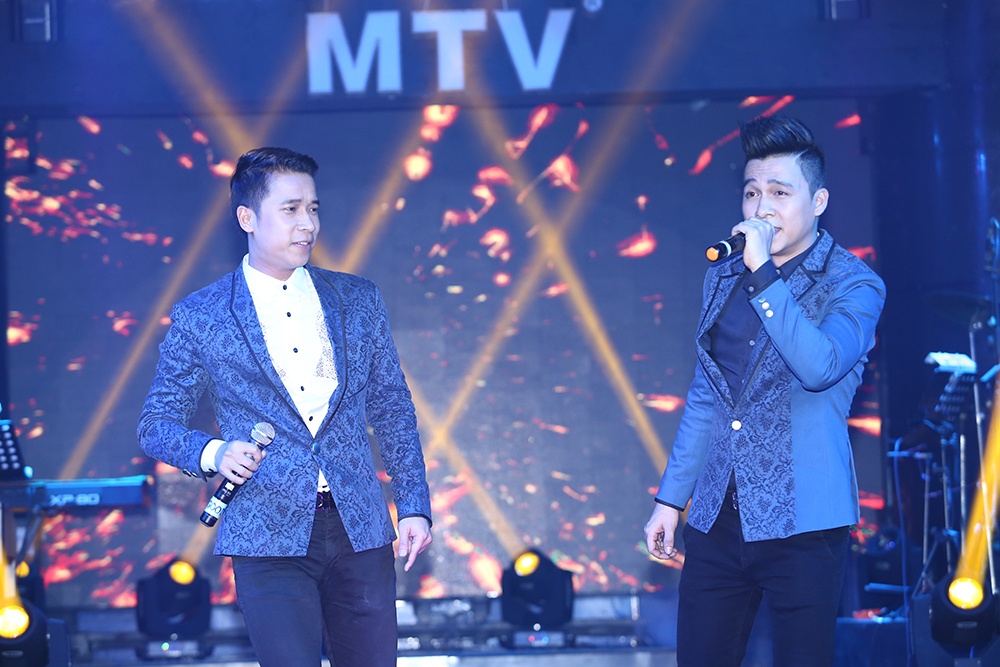 Trước đó, nhóm đã giới thiệu single tại Mỹ trong 10 ngày lưu diễn trong tháng 7.