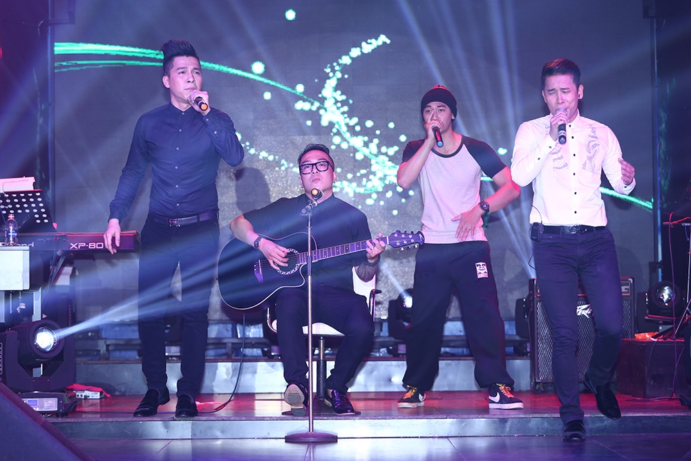 Trong minishow giới thiệu single Đừng giận anh nữa, nhóm The Men lần đầu tiên thử nghiệm phong cách mới khi hát cùng với ghita Nguyễn Hoàng Duy và beatbox Hải Wind trên sân khấu. Sự kết hợp này giúp nhóm làm mới lại các ca khúc Hit của mình.