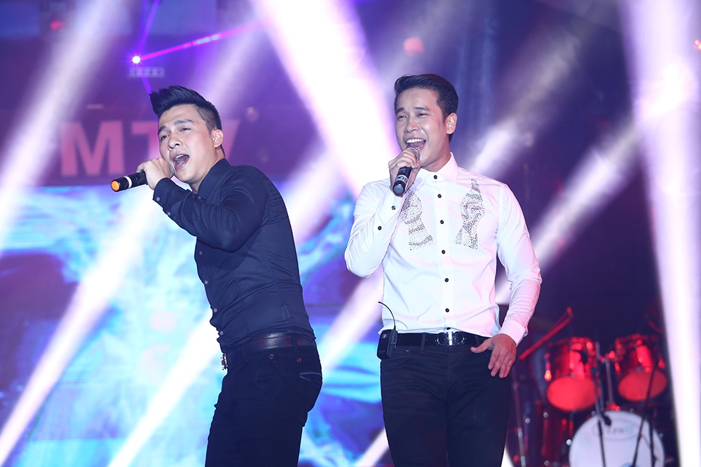 Sau khi giới thiệu single Đừng giận anh nữa tại TP.HCM, The Men sẽ tiếp tục tổ chức các minishow tại các thành phố khác để quảng bá single. Vào giữa tháng 8, nhóm sẽ có mặt tại Úc để lưu diễn, phục vụ cho các kiều bào sinh sống tại đây.