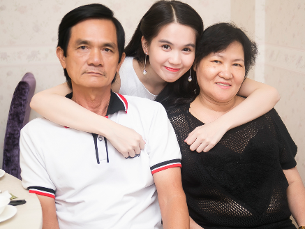 Ngoc Trinh lan dau khoe ba ruot va me ke hinh anh