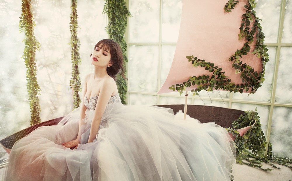 Khi nhắc đến Sĩ Thanh, khán giả thường nhớ đến hình ảnh sexy, gợi cảm đôi lúc táo bạo mang chất “bad girl”. Mới đây, Sĩ Thanh thay đổi phong cách qua bộ ảnh mới được nhiếp ảnh Luciola thực hiện, trong bộ ảnh này cô hóa thân thành nàng công chúa trong truyện tranh. 