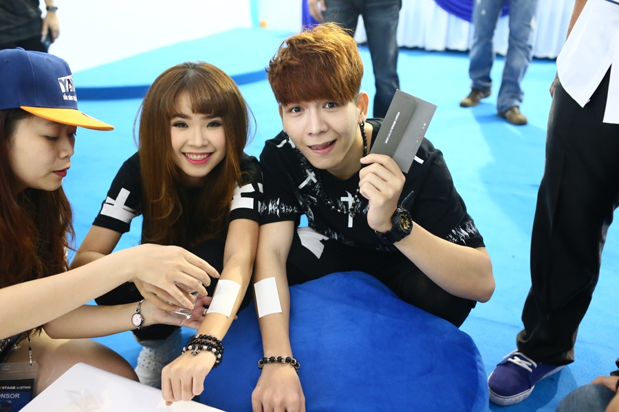 Khoi My va nguoi yeu tin don hao huc tham du concert 2NE1 hinh anh