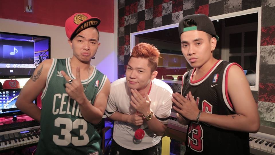 Cách đây không lâu ca khúc “Để em rời xa” của nhóm FB Boiz sáng tác từng gây bão trong cộng đồng mạng và được khá nhiều ca sĩ chọn thể hiện như: Hoàng Tôn, Bùi Anh Tuấn, FB Boiz…