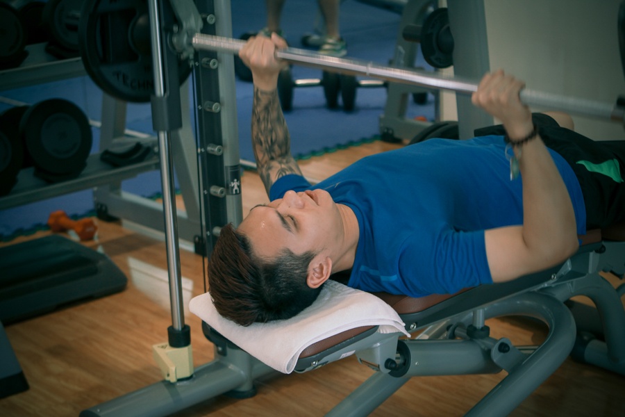 Để đảm bảo thể lực cho một đêm diễn quan trọng nhất từ trước đến nay trên con đường ca hát, mỗi ngày Khắc Việt đều chăm chỉ đến phòng gym để tập vào buổi sáng sớm và chiều tối. 