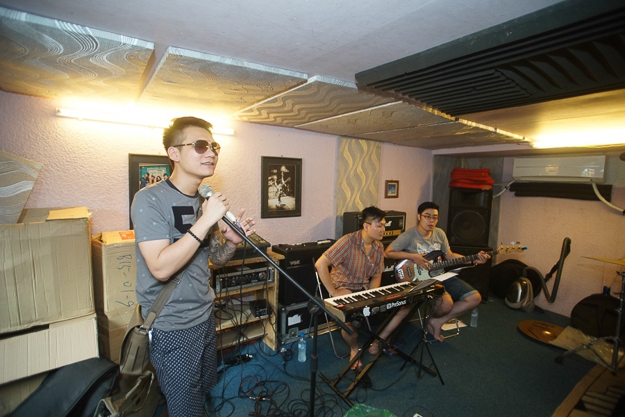 Trong liveshow “Yêu” sắp tới, Khắc Việt sẽ hát live hơn 20 ca khúc với ban nhạc. Chính vì sự cầu toàn không muốn để xảy ra khiếm khuyết nào trong giọng hát nên từ đầu tháng 8, Khắc Việt đã trở về Hà Nội để tập luyện thường xuyên với ban nhạc. 