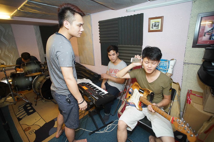 Các ca khúc trình diễn trong liveshow đều được làm mới, với việc thay đổi hay kết hợp các nghệ sĩ thể hiện ở những tác phẩm do Khắc Việt sáng tác. 