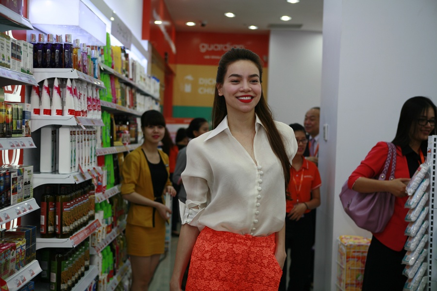 Ho Ngoc Ha noi bat voi quan ren mau cam khi di su kien hinh anh