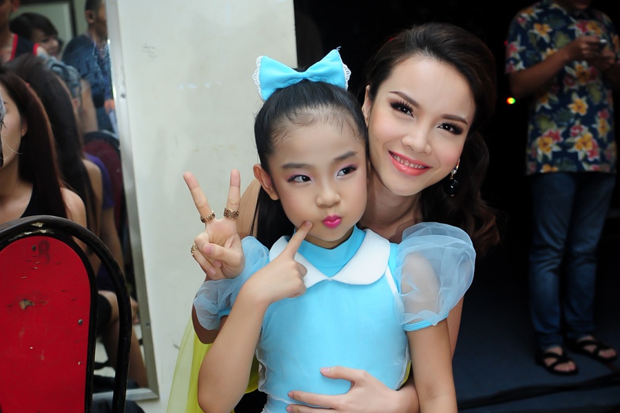 Yen Trang ti mi cham soc ga cung trong hau truong BNHV nhi hinh anh