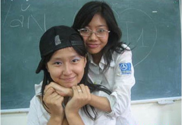 Sao Viet ngo tau thuo cap sach den truong hinh anh