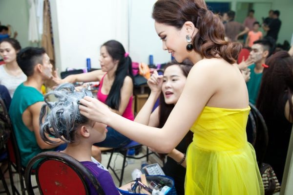 Sao Viet cham chut cho hoc tro cung sau canh ga hinh anh