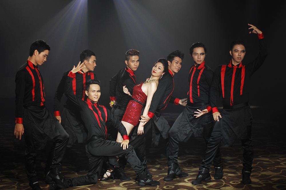 Pha Le nhay boc lua ben dan vu cong nam hinh anh