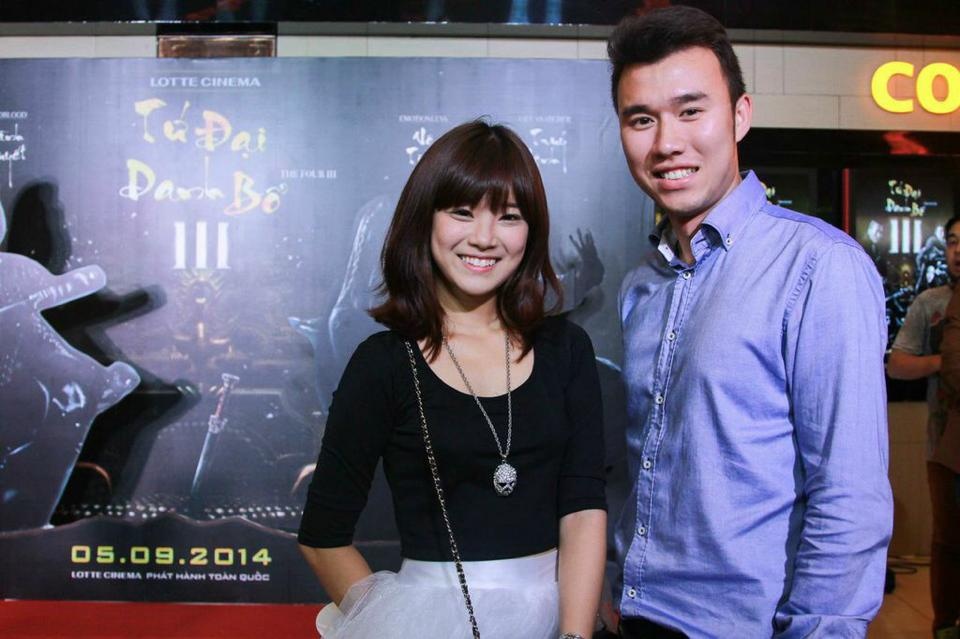 Hoàng Yến chụp ảnh cùng người tổ chức sự kiện. Thời gian gần đây, á quân Học viện ngôi sao