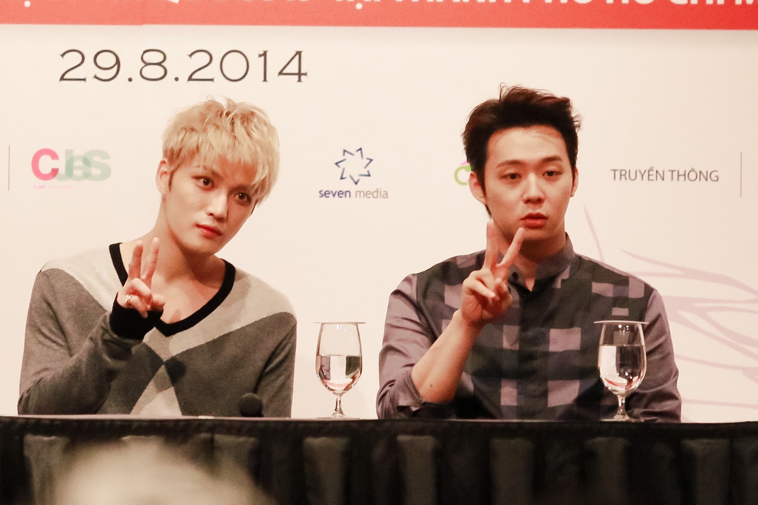 Bieu cam dang yeu cua Jaejoong va Yoochun trong hop bao hinh anh