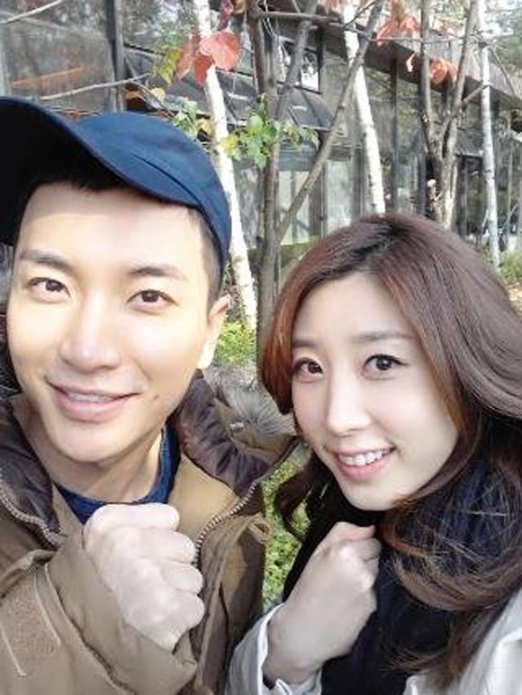 Leeteuk và Park In Young: So với cậu em là thành viên Super Junior, Park In Young có lẽ kém nổi tiếng hơn một chút.