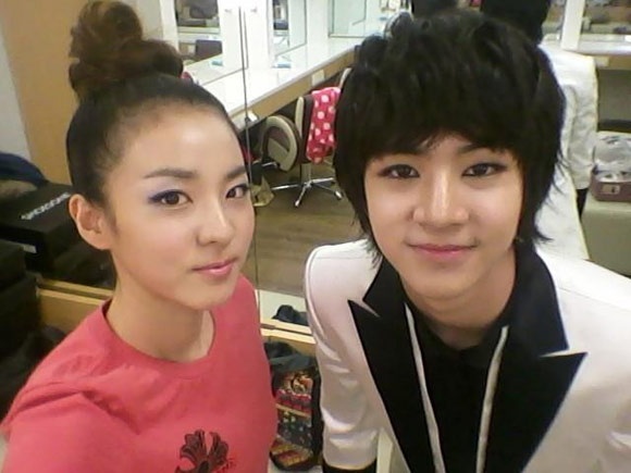 Park Sang Hyun (Thunder) và Sandara Park: Dara là thành viên 2NE1 trong khi em trai cô thuộc nhóm MBLAQ.