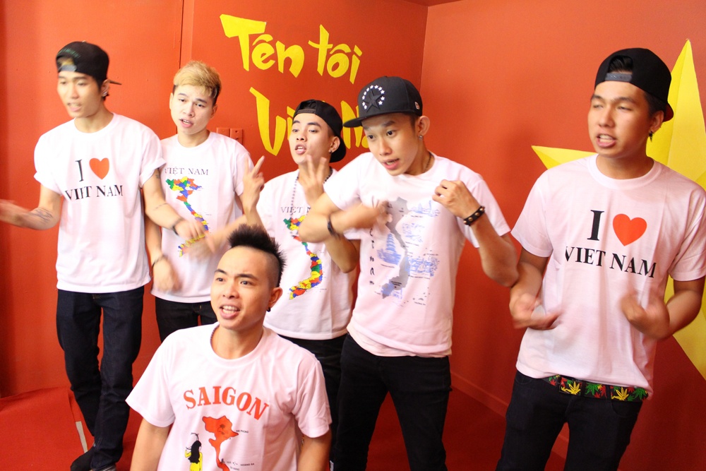 Dan sao Viet hat len tu hao 'Ten toi Viet Nam' hinh anh