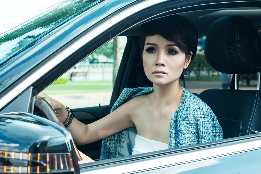 Mai Thu Huyen khoe dang ben xe hop moi tau hinh anh