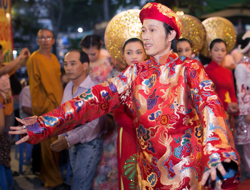 Hoai Linh hoi ngo dan sao Viet trong le cung To nganh hinh anh