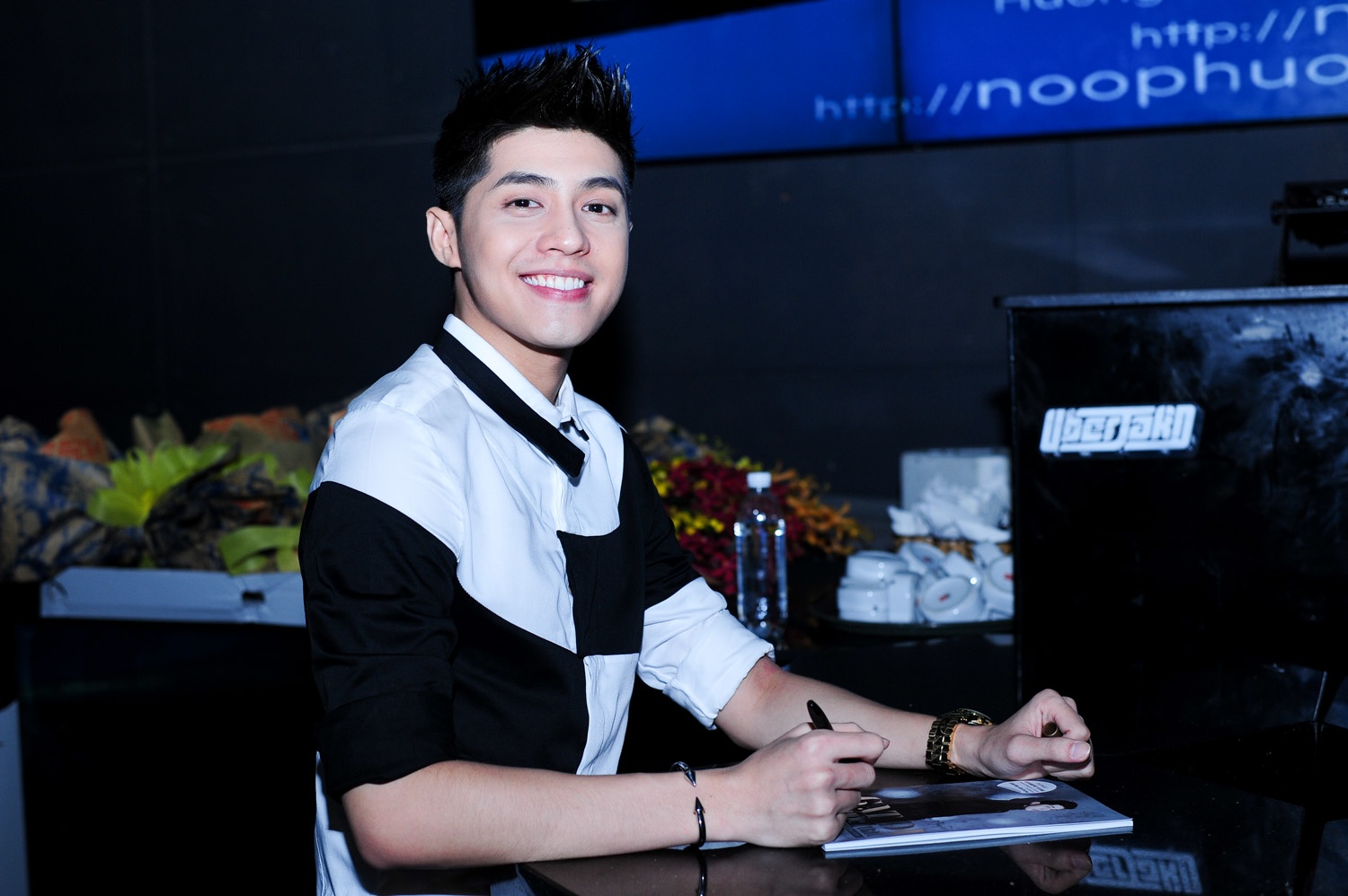 Noo Phuoc Thinh rang ro trong ngay ra mat MV nua ty dong hinh anh