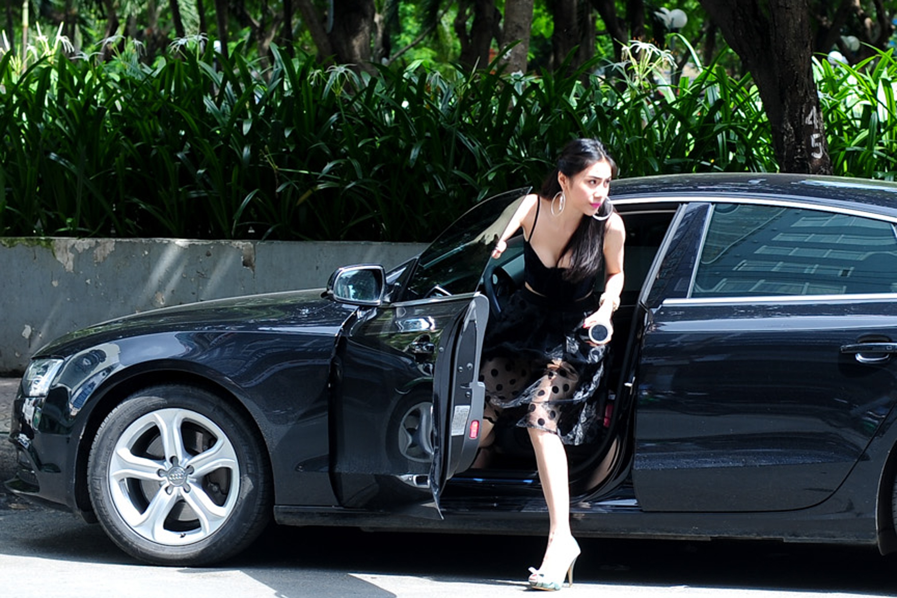 Thuy Tien tu lai xe sang di su kien hinh anh