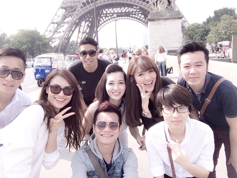 Khắc Việt: Trong chuyến lưu diễn châu Âu được tổ chức đúng dịp Trung thu, nam ca sĩ Yêu lại từ đầu đã hội ngộ Hồng Quế. Bích Phương Idol... Các nghệ sĩ trẻ tranh thủ khám phá châu Âu.