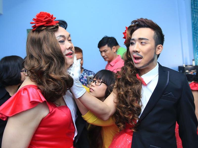 Tran Thanh, Chi Tai tao hinh ban nam, ban nu tren san khau hinh anh