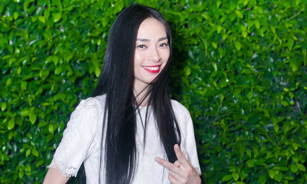 Ngo Thanh Van ca tinh voi xu huong white on white hinh anh