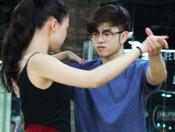 Loki Bao Long khieu vu voi my nhan cua dai gia Ha Dung hinh anh